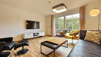 Televisie, een dvd-speler en een stereo