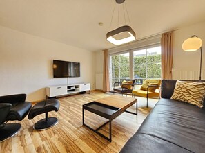 Fernseher, DVD-Player, Stereoanlage