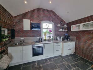 Geladeira, micro-ondas, fogão, cooktop