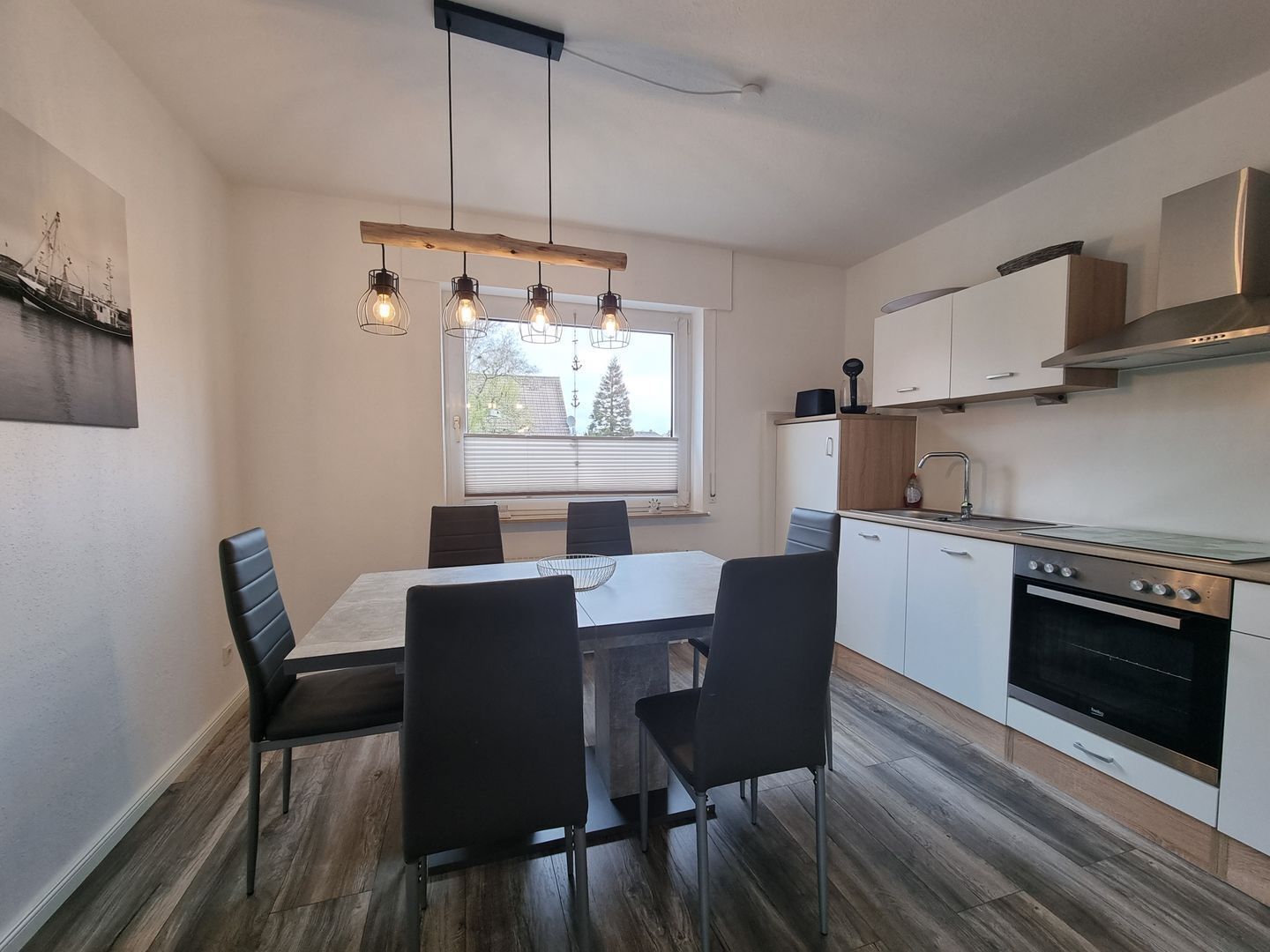 Frigorífico, horno, placa de cocina y cafetera o tetera