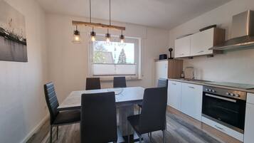 Frigorífico, horno, placa de cocina y cafetera o tetera