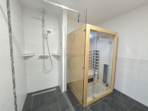 Douche, sĂšche-cheveux, savon
