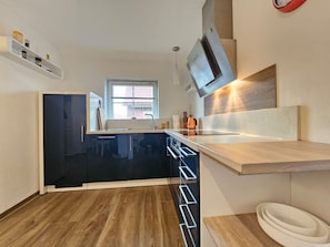 Fridge, oven, stovetop, dishwasher - Ferienhaus Lupine - Willkommen in Unserem Gemütlichen Ferienhaus für 6 Personen mit Einem Herrlichen (Dornum)
