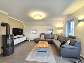 TV, fireplace, DVD player, stereo - Ferienhaus Urlaubsglück - Herzlich Willkommen im "ferienhaus Urlaubsglück "! (Dornum)