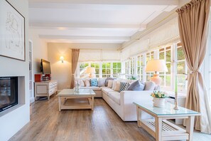 TV, fireplace - Ferienhaus Cäcilienhof West - Willkommen in Kampen auf Sylt. Verbringen Sie im Cäcilienhof West (Kampen (Sylt))