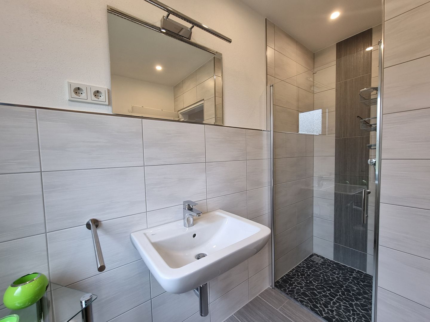 Douche, sèche-cheveux, serviettes fournies, savon