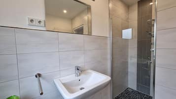 Douche, sèche-cheveux, serviettes fournies, savon