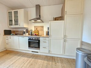 Kylskåp, mikrovågsugn, ugn och spishäll