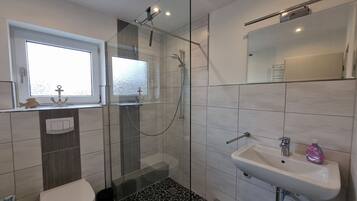 Douche, sèche-cheveux, serviettes fournies, savon