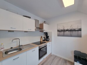 Fridge, oven, stovetop, coffee/tea maker - Ferienwohnung Nordwind - Herzlich Willkommen in der Ferienwohnung Nordwind! (Dornum)