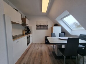 Fridge, oven, stovetop, coffee/tea maker - Ferienwohnung Nordwind - Herzlich Willkommen in der Ferienwohnung Nordwind! (Dornum)