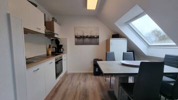 Kühlschrank, Ofen, Herdplatte, Wasserkocher mit Kaffee-/Teezubehör