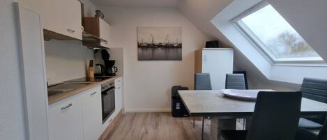 Fridge, oven, stovetop, coffee/tea maker