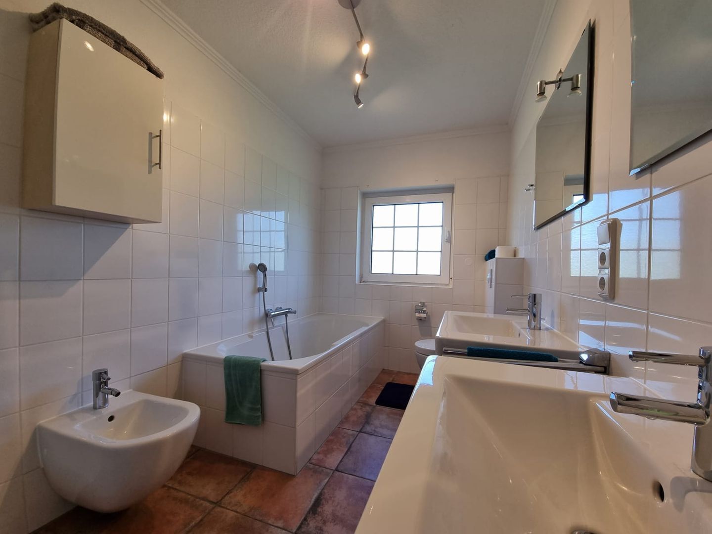 Douche, bidet, serviettes fournies, savon