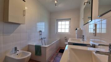 Douche, bidet, serviettes fournies, savon