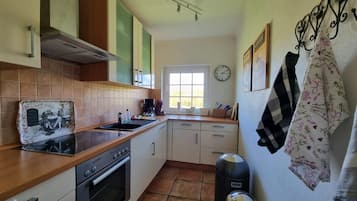 Jääkaappi, uuni, liesi, astianpesukone