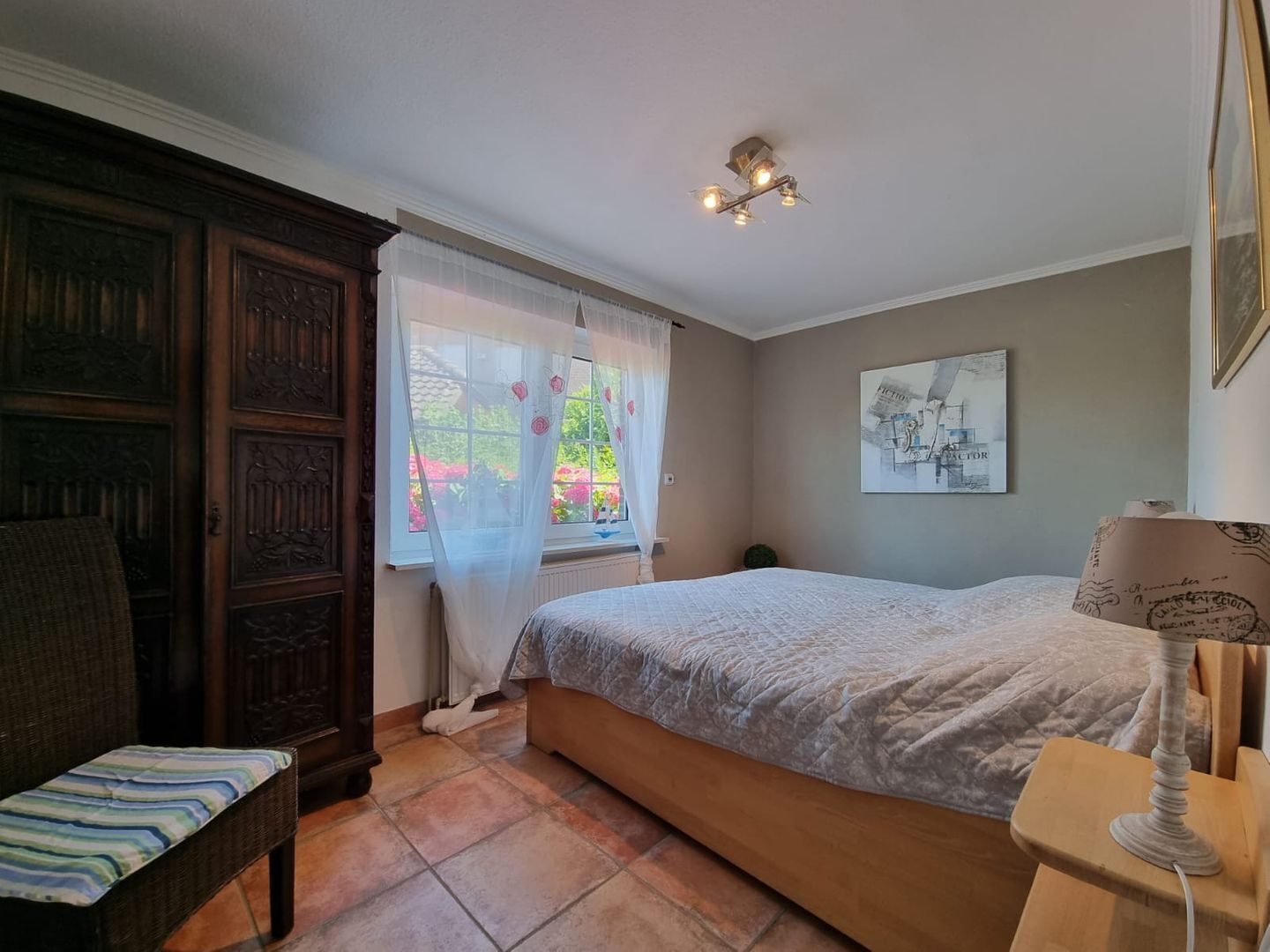 5 Schlafzimmer, Schreibtisch, Bügeleisen/Bügelbrett, WLAN