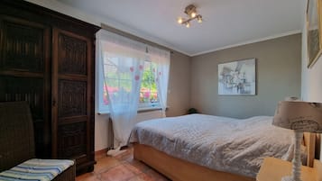 5 Schlafzimmer, Schreibtisch, Bügeleisen/Bügelbrett, WLAN