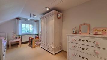 5 habitaciones, escritorio, tabla de planchar con plancha y wifi