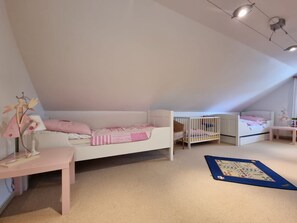 5 bedrooms, desk, iron/ironing board, WiFi