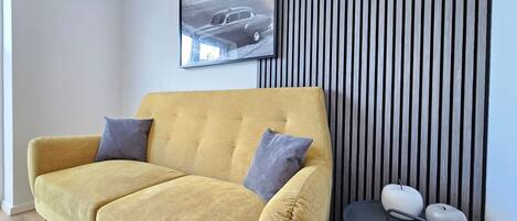 Una televisión, un reproductor estéreo