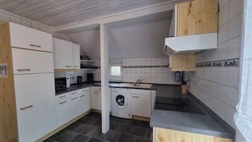 Een koelkast, een magnetron, een oven, een kookplaat