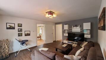 Een televisie, een dvd-speler en een stereo