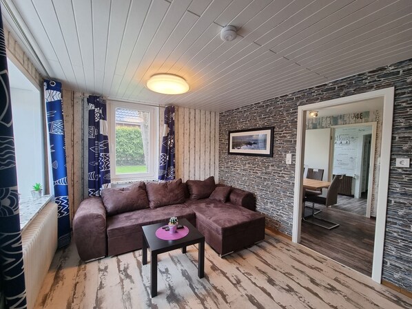 TV, DVD player, stereo - Ferienwohnung Villa Totti Lucas Stube - Herzlich Willkommen in der Villa Totti "lucas Stube"!! (Dornum)