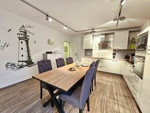 Een koelkast, een magnetron, een oven, een kookplaat