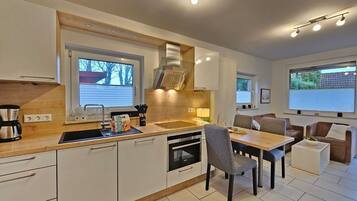 Kühlschrank, Mikrowelle, Ofen, Herdplatte