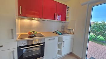 Réfrigérateur, four à micro-ondes, un four, surface de cuisson