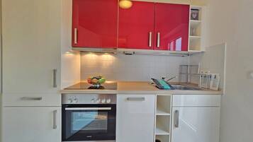 KĂŒhlschrank, Mikrowelle, Ofen, Herdplatte