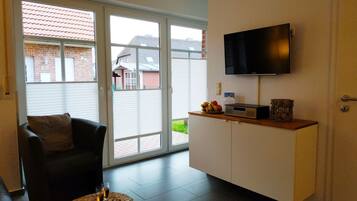 Een televisie en een stereo