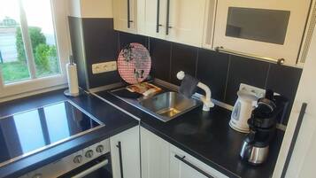 Een koelkast, een magnetron, een oven, een kookplaat