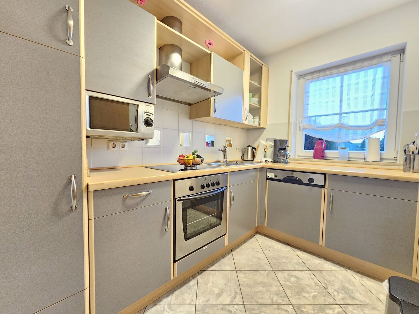 Frigorífico, microondas, horno y placa de cocina