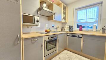 Frigorífico, microondas, horno y placa de cocina