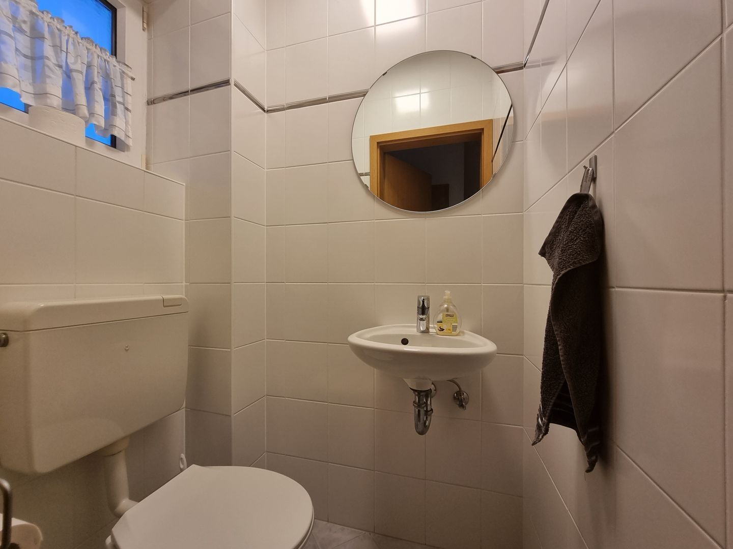 Chuveiro, toalhas de banho, sabonete 