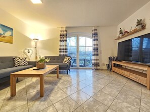 Televisión, chimenea y estéreo 