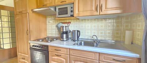 Kjøleskap, mikrobølgeovn, ovn og kokeplater