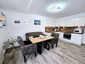 Fridge, microwave, oven, stovetop - Ferienwohnung de Klipp Norddeich - Wir Heißen Sie in der Neuen Ferienwohnung de Klipp in Norddeich (Norden)
