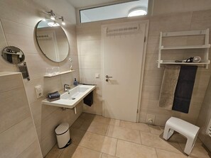 Chuveiro, secador de cabelo, toalhas de banho, sabonete