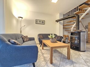 Fernseher, Kamin, Stereoanlage