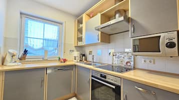 Frigorifero, microonde, forno, piano cottura