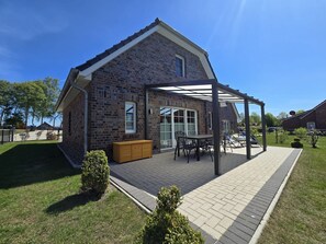 Outdoor dining - Ferienhaus Golfkate Birdie - Willkommen in Unserem Brandneuen Ferienhaus am Deich! (Hagermarsch)