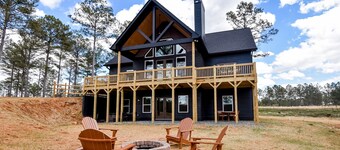 Modern mountain cabin with hot tub, stunning views, & ample entertainment space