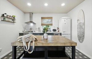 ثلاجة، ميكروويف، فرن، موقد طهي مسطح