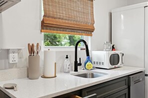 Fridge, microwave, oven, stovetop - Peaceful setting with beautiful sunsets overlooking the water! (Shiloh)