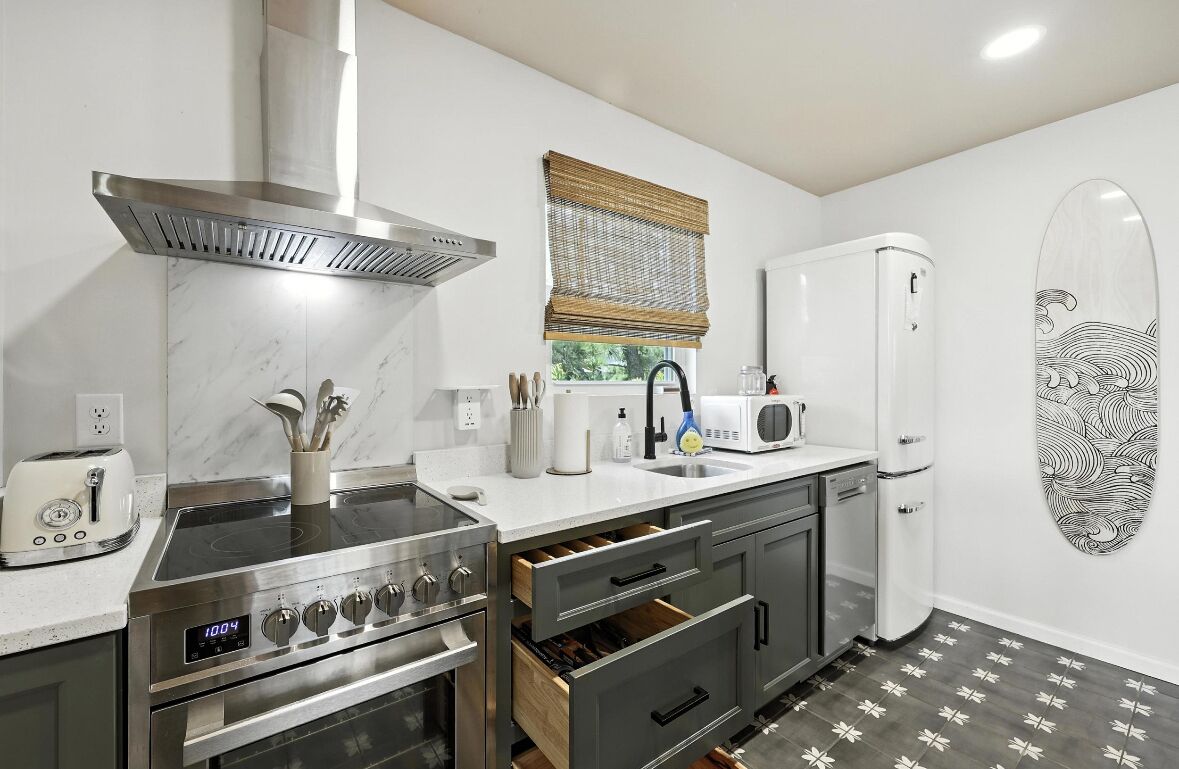 Réfrigérateur, micro-ondes, four, plaque de cuisson