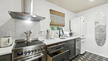 Frigorífico, microondas, horno y placa de cocina