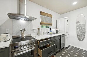 冰箱、微波炉、烤箱、炉灶